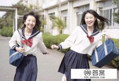 为什么日本学生都要穿小腿袜? 为什么日本学生都要穿小腿袜?
