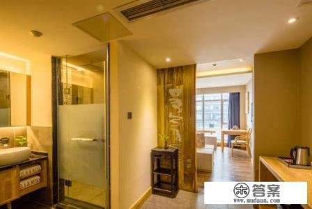 去四川卧龙大熊猫基地旅游住那比较好？