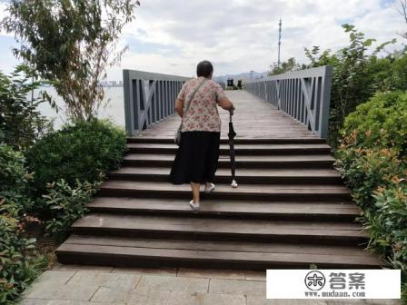 没钱人，怎么可以出国