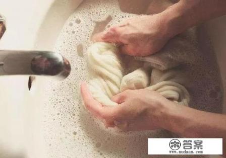 大学生一般怎么洗衣服?是送到洗衣店,还是自己用手洗 大学生一般怎么洗衣服?是送到洗衣店,还是自己用手洗