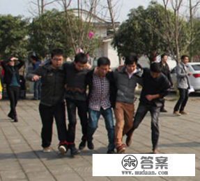 找一个街机游戏,动作的,可以选4个人有一个美国兵,有一个拳击手,美国兵可以跑起来倒地侧踢 找一个街机游戏,动作的,可以选4个人有一个美国兵,有一个拳击手,美国兵可以跑起来倒地侧踢
