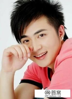 年轻帅气的大学生男生一般在哪打工？暑假工